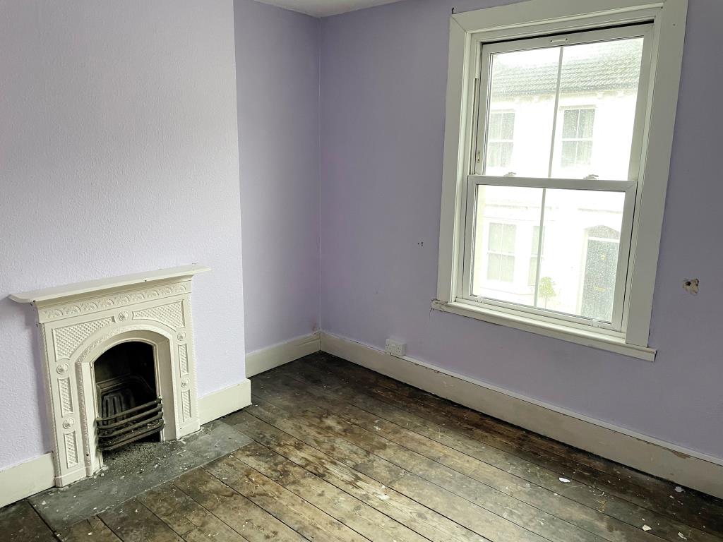 Lot: 109 - HOUSE IN NEED OF REFURBISHMENT AND REPAIR - Main front bedroom with fireplace